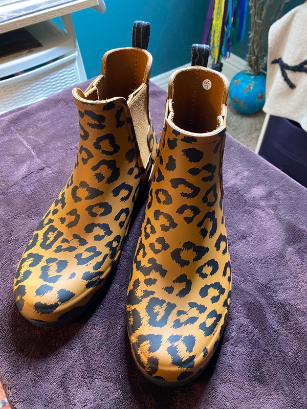 U.NIQUE DROPS™: Hunter Women's Original Chelsea Waterproof Rain Boots. Leopard/Cheetah Print. Size 8.
