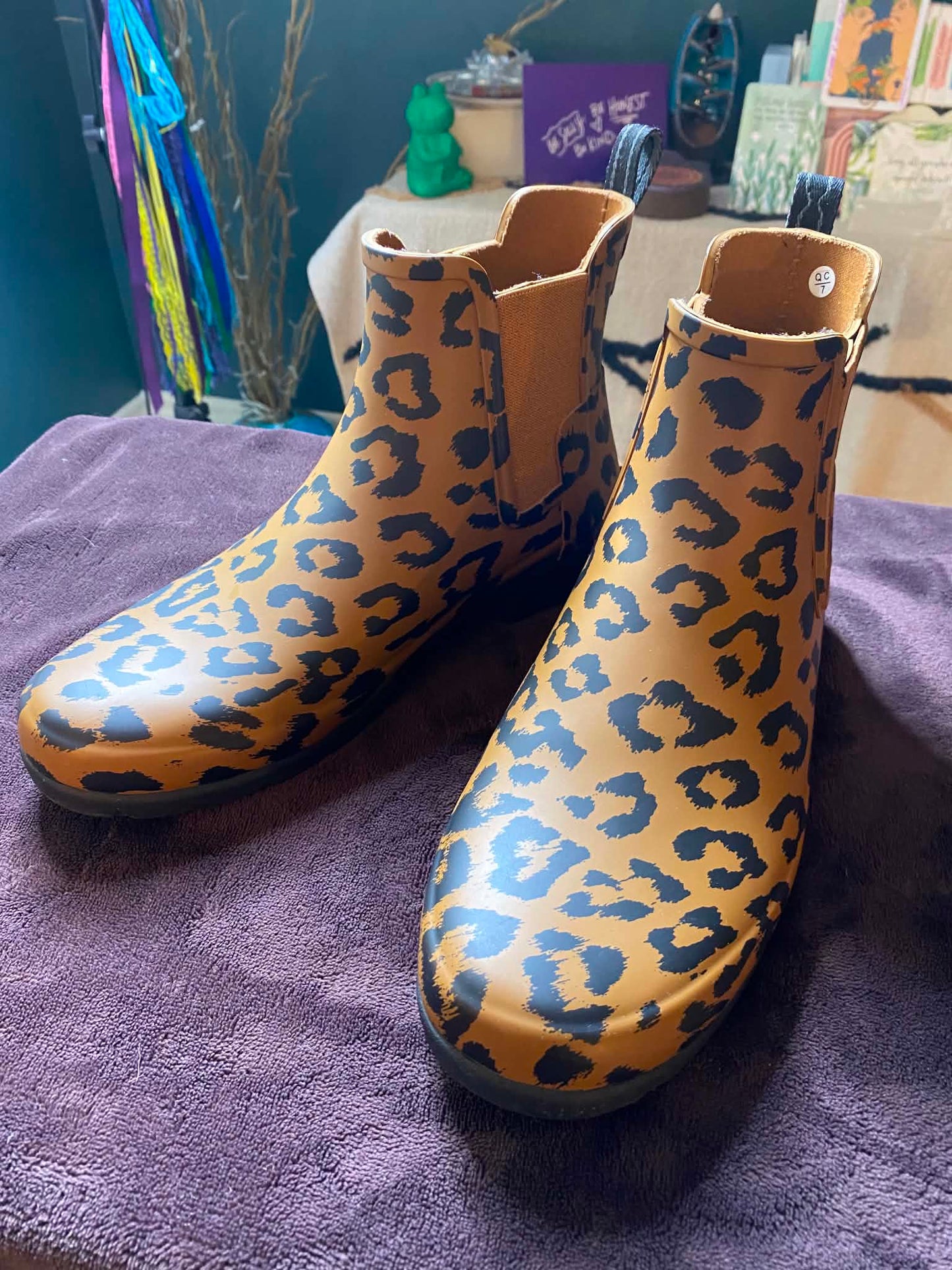 U.NIQUE DROPS™: Hunter Women's Original Chelsea Waterproof Rain Boots. Leopard/Cheetah Print. Size 8.