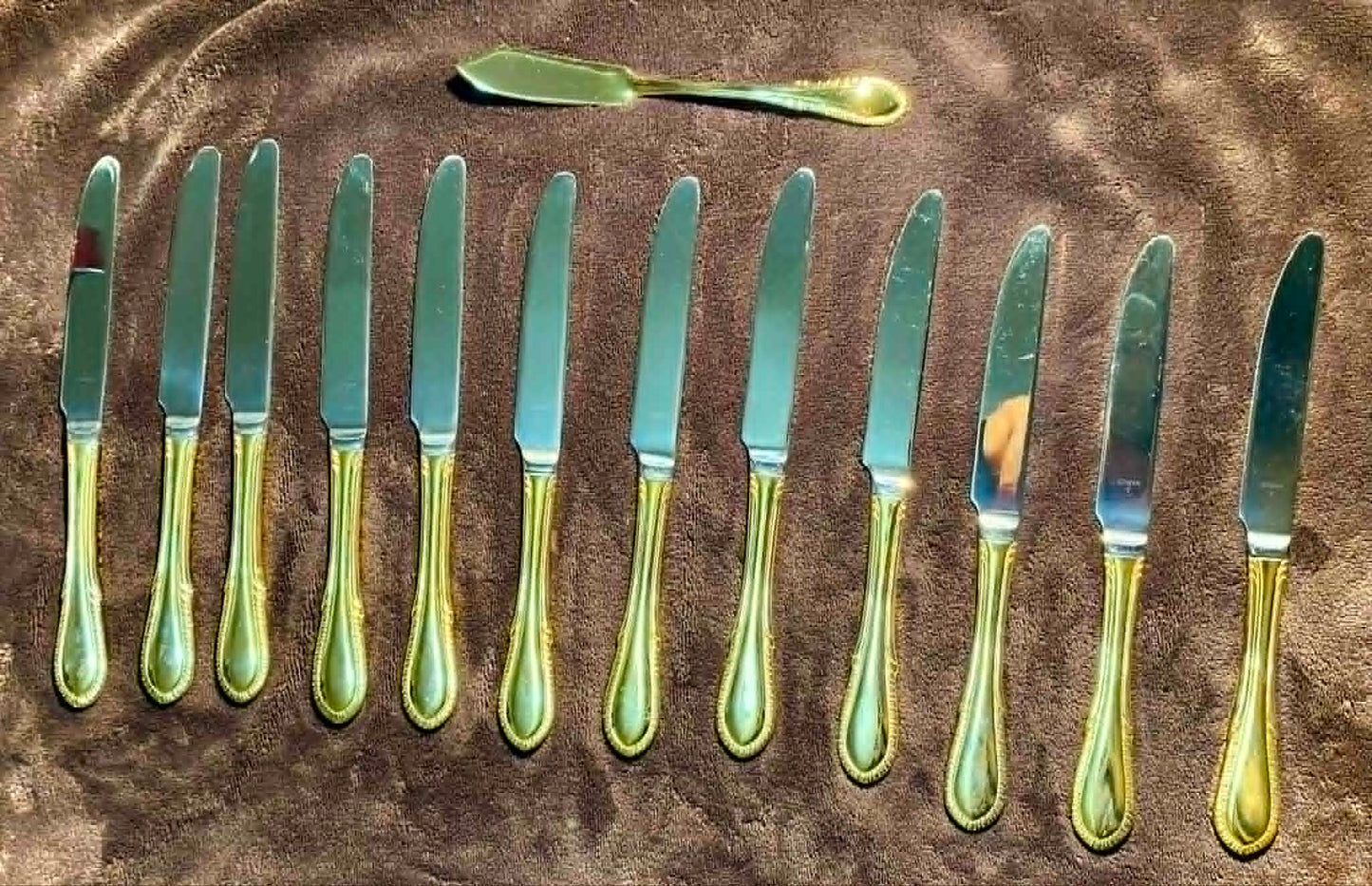 U.NIQUE DROPS™: Farberware Antique Gold Flatware (63-Piece Set).
