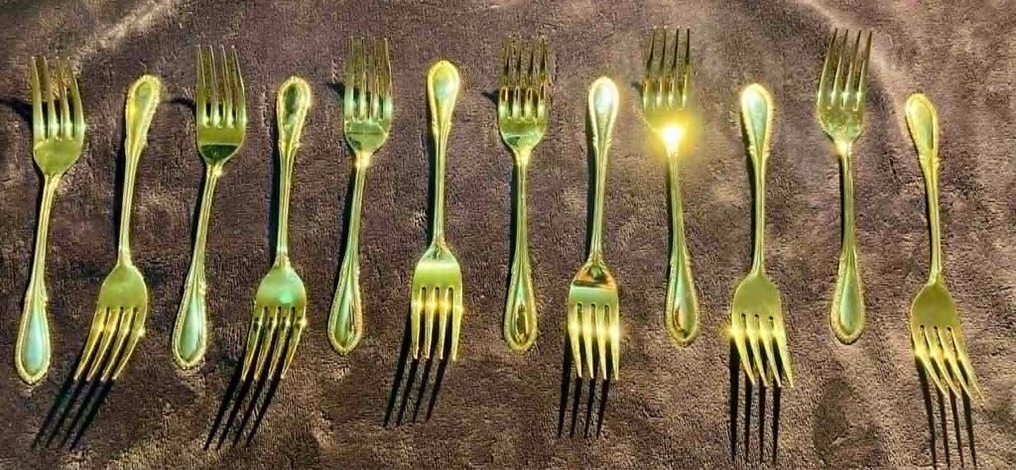 U.NIQUE DROPS™: Farberware Antique Gold Flatware (63-Piece Set).