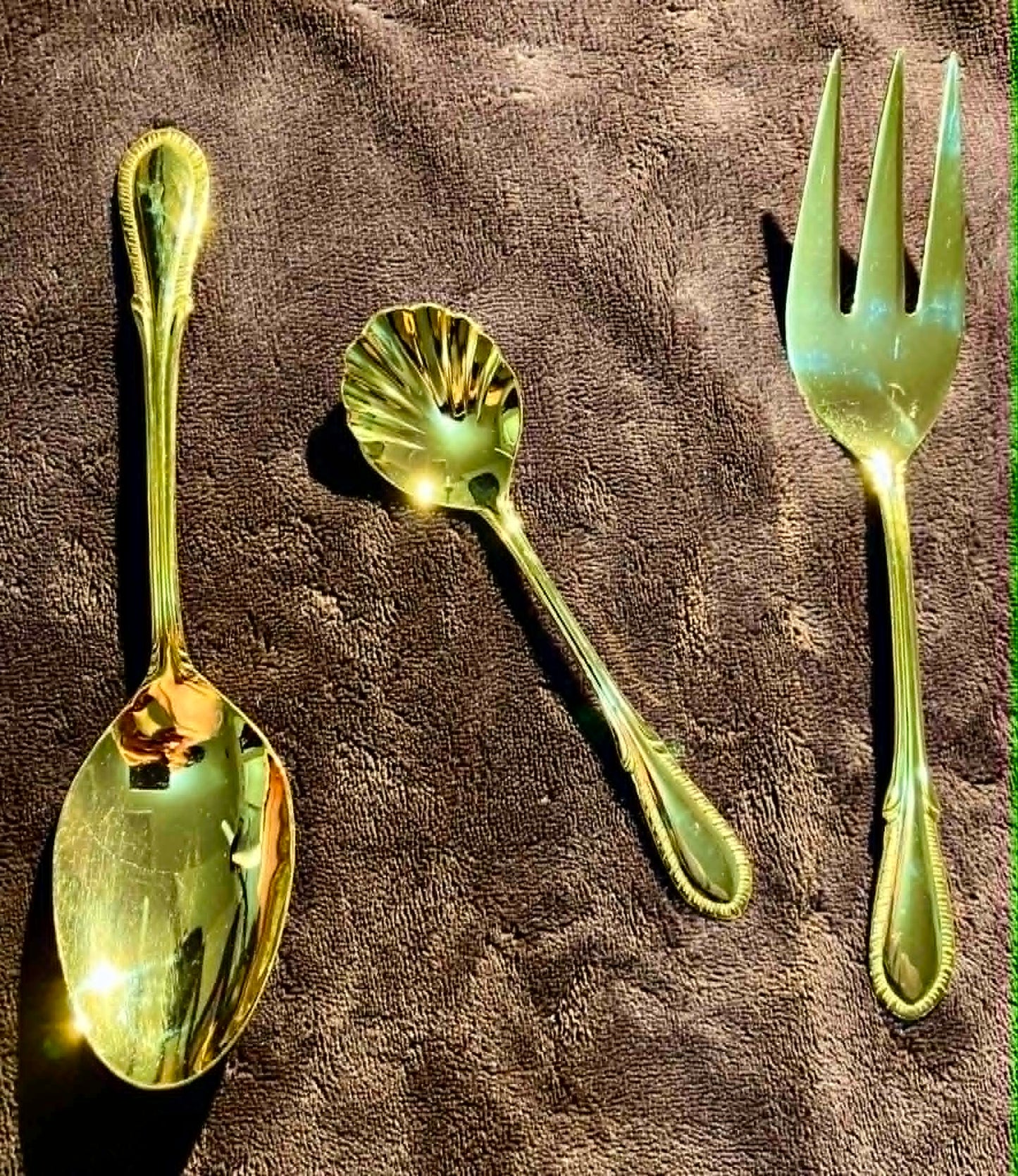 U.NIQUE DROPS™: Farberware Antique Gold Flatware (63-Piece Set).